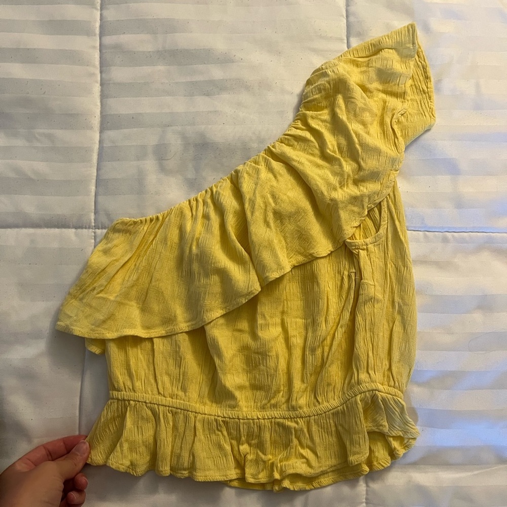 Pale yellow off the shoulder top 💛